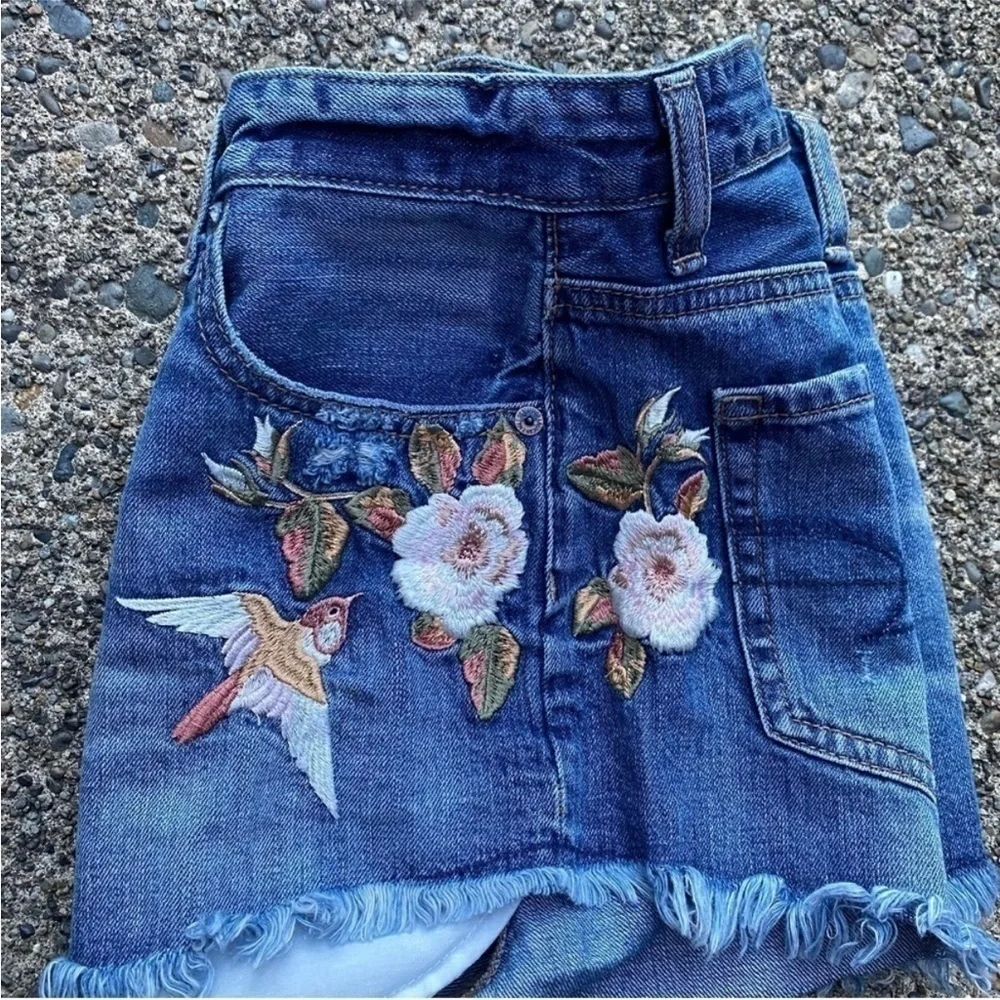 AEO American Eagle Vintage hi rise festival Cut Off Denim Shorts Embroidered
